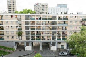 paris Frankrike 02 juni 2018 de gammal bostads- byggnader och de blå himmel. där är en massa av gammal byggnader i paris foto