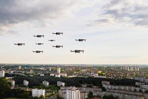 drönare flyga över de stadens hus. urban landskap med drönare flygande över Det, quadrocoptrar flygande över de stad. foto