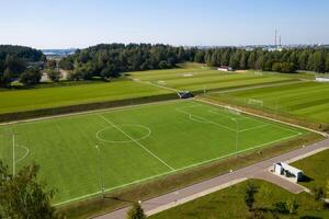 topp se av en fotboll fält med grön gräs utomhus i sommar foto