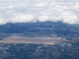 antenn se av flygplats och omgivande område med moln omslag foto