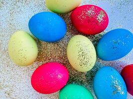 färgrik påsk ägg med glitter på en gnistrande bakgrund, festlig Semester dekoration och firande begrepp med kopia Plats. kan vara Begagnade för säsong- hälsning kort, Semester fest inbjudningar foto