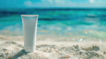 Solskydd lotion rör på sandig strand, hav i bakgrund med tömma Plats. sommar hud skydd begrepp, solkräm grädde för säker sola, strand Semester väsentligheter. ai generation foto