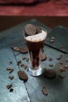 glas av is grädde och oreo småkakor foto