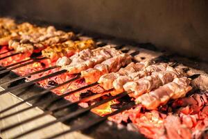 grillad kött och grönsaker matlagning på en bbq grill foto