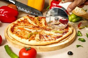 person skärande pizza med pizza fräs foto