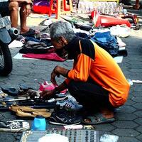 surakarta stad, central java, Indonesien, april 15, 2024. notoharjo marknadsföra. de loppa marknadsföra är belägen på de utkant av stad, alltid upptagen med besökare i de morgon. uppköp och försäljning Begagnade varor foto