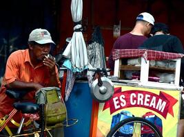 surakarta stad, central java, Indonesien, april 15, 2024. notoharjo marknadsföra. de loppa marknadsföra är belägen på de utkant av stad, alltid upptagen med besökare i de morgon. uppköp och försäljning Begagnade varor foto