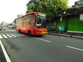 surakarta, central java, indonesien april 11, 2024. en syn seende av huvud vägar slamet riyadi gata i de morgon. inte upptagen än. människor fortfarande framställning för deras aktivitet foto