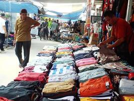 sukoharjo, central java, Indonesien, april 15, 2024 upptagen människor, säljare köpare på gawok traditionell marknadsföra, belägen nära surakarta stad. en massa av jordbrukare verktyg var försäljning på detta marknadsföra. foto