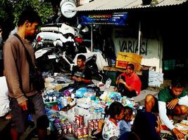surakarta stad, central java, Indonesien, april 15, 2024. notoharjo marknadsföra. de loppa marknadsföra är belägen på de utkant av stad, alltid upptagen med besökare i de morgon. uppköp och försäljning Begagnade varor foto