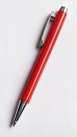 en röd penna, isolerat på vit bakgrund foto