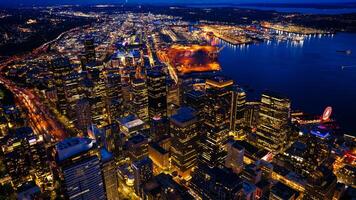 utmärkt landskap av de vibrerande stadens centrum av seattle, Washington, de usa. blå waters och kväll natt på bakgrund. foto