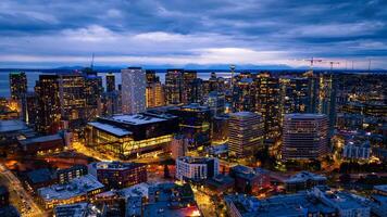 utmärkt landskap av de vibrerande stadens centrum av seattle, Washington, de usa. blå waters och kväll natt på bakgrund. foto