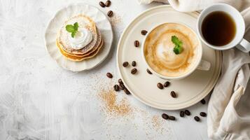 rustik Kafé morgon- frukost kaffe och pannkakor, tabell bakgrund bakgrund neutral minimalistisk enkel minimal Färg, beige, solbränna, vit foto