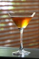 sidvagn, dryck med brandy, sicilian citron, cointreau och socker sirap foto