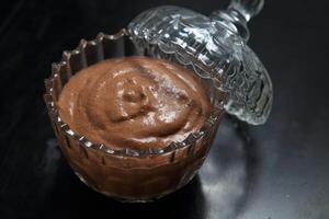 choklad mousse i glas skål foto