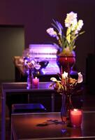 sofistikerad fest dekoration med ljus, blommor, tabeller och specialiserade belysning foto