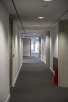 tom lång korridor i en modern kontorsbyggnad. foto