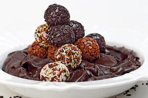 choklad brigadeiro på tallrik med choklad strössel foto