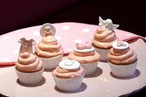 muffins med rosa dekoration och element för flickor parter foto