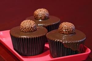 utsökt choklad muffins med choklad brigadeiro foto