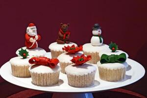 färgrik muffins och tryffel med jul motiv foto