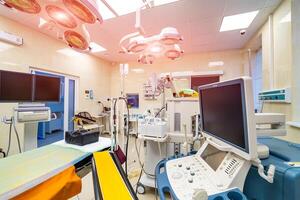 kirurgi nödsituation avdelning. modern sjukhus rörelse rum med ny Utrustning. foto