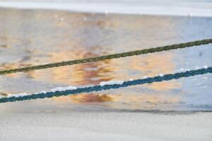 två tågvirke på bakgrund av hav vatten i vinter, stänga upp foto
