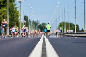 maraton löpare på stad väg. foto