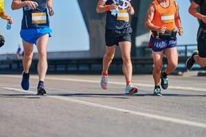 maraton löpare på stad väg. foto