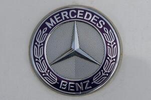 gaziveren cypern 10.03.2024 - mercedes logotyp på de huva av de bil 2 foto