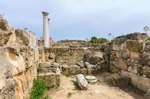 gammal kolonner av salamis ruiner, gammal stad norr cypern och blå himmel 5 foto
