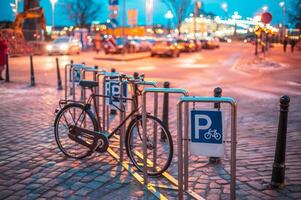 riga, lettland. ny år jul högtider cykel på en skön suddig bakgrund foto