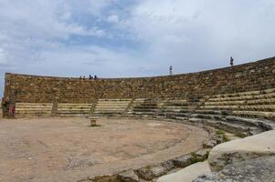 salamis, cypern - april 16, 2024 amfiteater i ett gammal förstörd stad, rekonstruktion, restaurering 7 foto