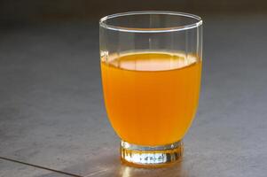 färsk mandarin citronsaft på sten yta 1 foto