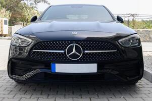 gaziveren cypern 18.04.2024 - svart mercedes benz i de parkering massa nära de hus 5 foto