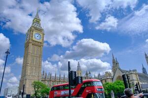 de stor ben och en röd dubbel- däck buss i london, Storbritannien foto