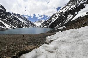 laguna del inka är en sjö i de cordillera område, chile, nära de gräns med argentina. de sjö är i de portillo område foto