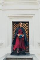 porträtt av en man i en medeltida mitten klass kostym. retro stil och historisk kläder begrepp foto