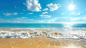 en skön sandig strand med turkos vågor, vit moln och de Sol lysande i de blå himmel. härlig natur landskap. illustration. foto