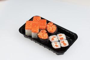 närbild av sushi rullar tillverkad sushi-mat hybrider trend. foto