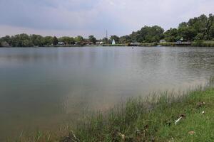 tasik biru är en lugn blå sjö, inbäddat i en naturskön landskap, är en rekreations hamn bara 30 minuter från kuala lumpur, teckning turister med dess naturlig locka. foto