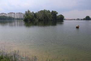 tasik biru är en lugn blå sjö, inbäddat i en naturskön landskap, är en rekreations hamn bara 30 minuter från kuala lumpur, teckning turister med dess naturlig locka. foto