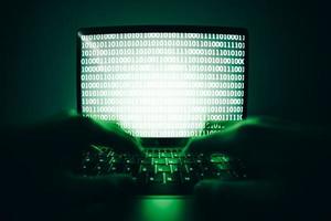 närbild av hackare använder den bärbara datorn för att koda virus eller skadlig kod för att hacka internetserver, cyberattack, systembrytning, internetbrottkoncept. foto