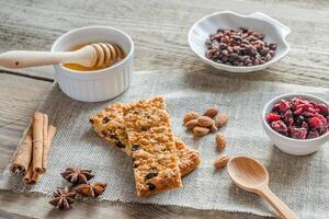 hemlagad granola barer på de säckväv foto