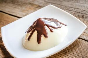 panna cotta under choklad garnering foto