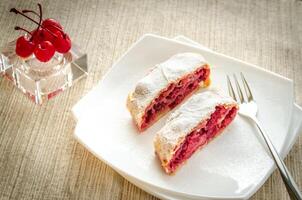 körsbär strudel på de fyrkant tallrik foto