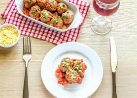 köttbullar med tomatsås och parmesan foto