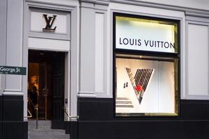 sydney, australien, 9 februari 2015 - se i louis vuitton butik i sydney, australien. louis vuitton är ett franskt modehus grundat 1854 och ett av världens ledande internationella modehus. foto