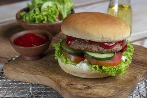 utsökt färsk kött burger med tomat sås. foto